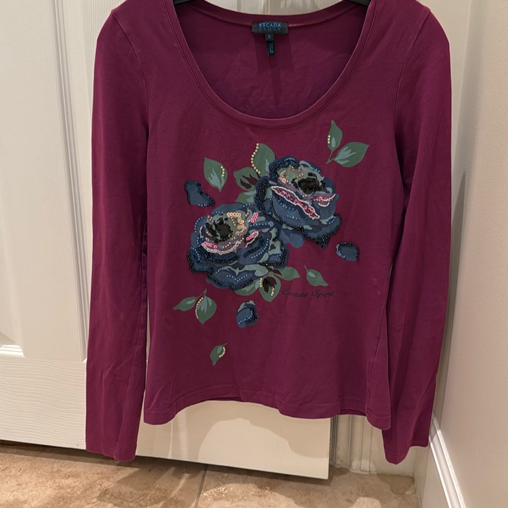 Escada sport tee in small size. Long sleeve round neck in burgundy color.